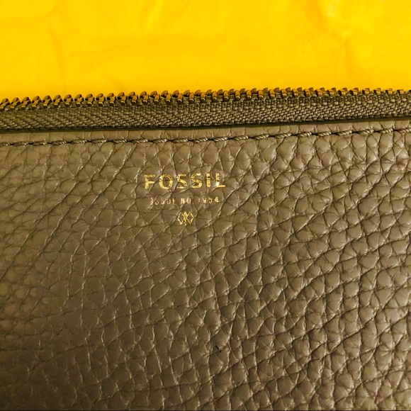 FOSSIL Leather Wristlet Wallet - Picture 4 of 5